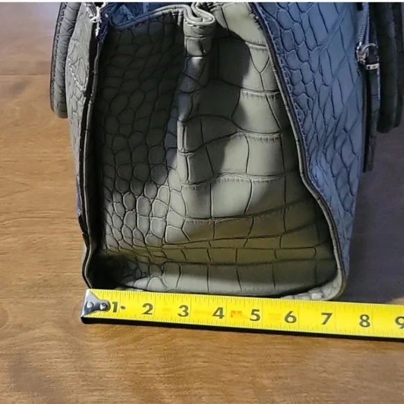 Embossed Guess Shoulder Bag - Picture 15 of 15